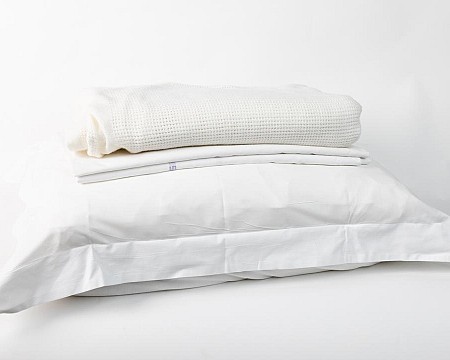 Linen Set With White Cellular Blanket